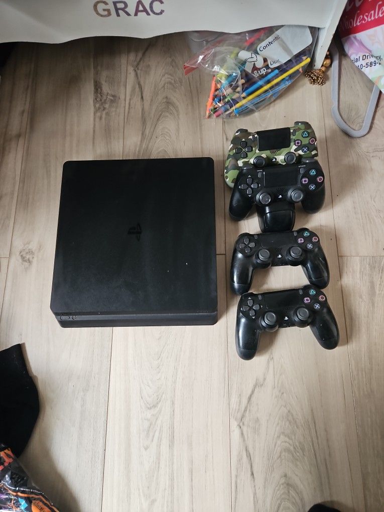 PS4 W/4 REMOTES