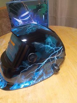 New Auto darkness welding helmet