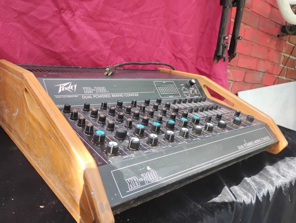 Peavey XR-700 Mixer/Amplifier – $5