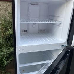 Small Refrigerator 10.0cu On only 1 Yr Old 