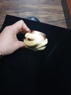 18kt yellow gold bangle bracelet (33.3 pennyweight)