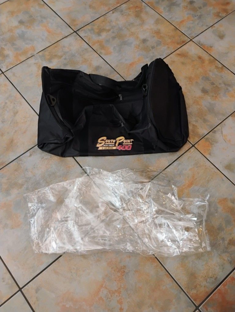 Brand New Never Used Southpoint 400 Extra Large Duffle Bag 15 Doll