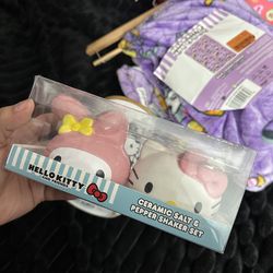 Hello kitty salt shakers
