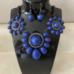 Vintage Style Costume Statement Necklace 21” Total Length