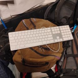 APPLE Wired Keyboard