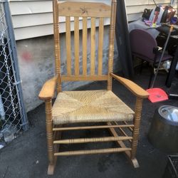 BEAUTIFUL ROCKING CHAIR 