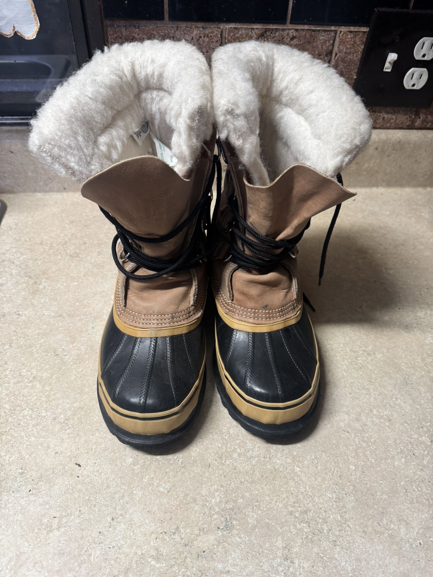 Snow  Boots  SIZE 9 Women 