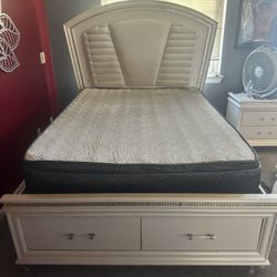 5 Piece White Bedroom Set (mattress Not Included )