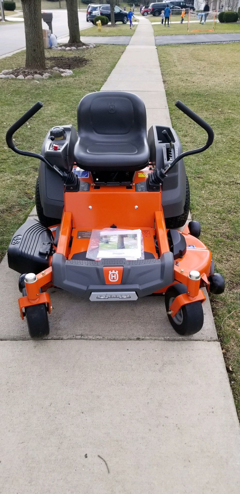 Husqvarna Z246 Zero turn mower. 46" Deck 23 HP Briggs Engine 7.6 Hours of use Like new condition