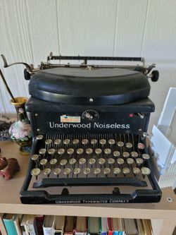 Vintage Underwood Noiseless Typewriter