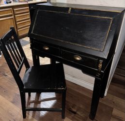 Black desk and chair
