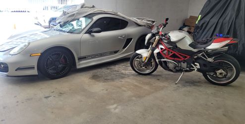 AGUSTA MV BRUTALE BOTH  BIKES ONLY  AVAILABLE THE SILVER 05 FRAME RED  CLASSIC  BIKES I BUY NEW IN DEALER ONLY 3900 MILES ORIGINAL NICE COLOR GREY MAT
