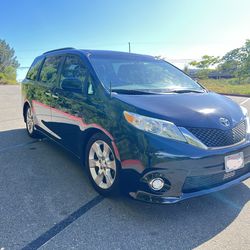 Family vehicle 2014 Toyota Sienna
