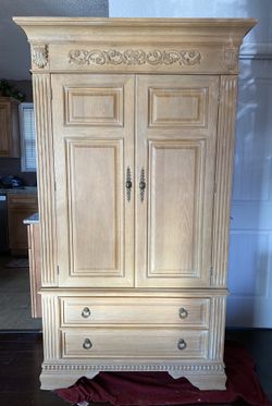 Beautiful TV Media Center Or Armoire