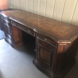Upscale Old World Like New Desk With Hutch