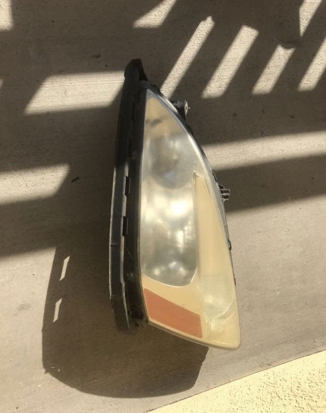 (Left) Driver Side Honda Accord 2003-2005 head light (READ DESCRIPTION)