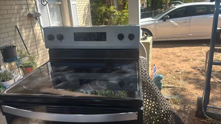 Whirlpool Electric Stove Almost Brand New Still Have Plastic On It