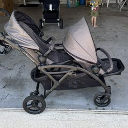Contours Double Stroller    Como Nuevo!