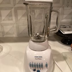 White Black & Decker Crush Master blender with multiple speed settings LIKE NEW!! (See pics)
