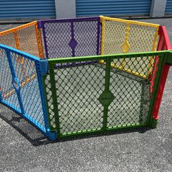 NorthStates Superyard Colorful 6 Panel Free Standing Play Yard! Great for Pet Dog Animal Containment as well! Excellent condition! Each Panel 34x26in