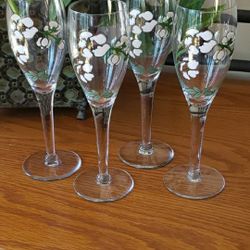 Vtg- Champagne flutes with white floral design. (Set Of 4)