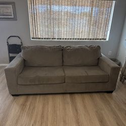 Couch w Pull Out Bed