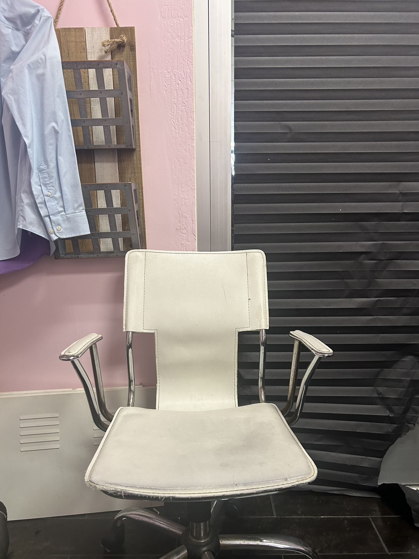 white rolling chair 