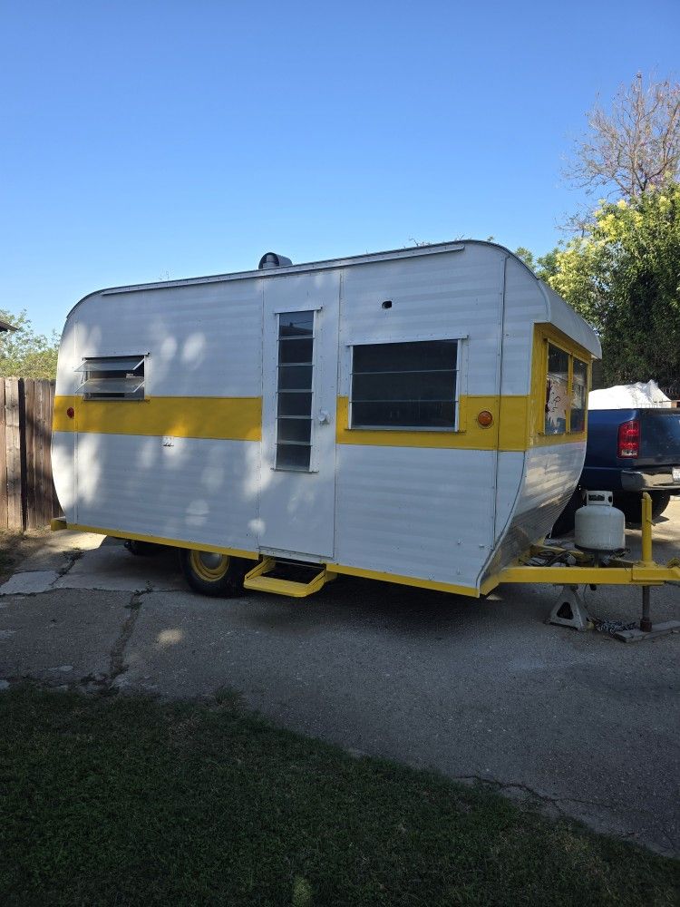 1962 13' Cree Vintage Trailer