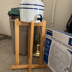 Water crock with stand