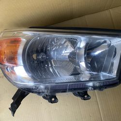 Toyota 4Runner Right Headlight 10to13 Factory Oem Upper Tab Broke
