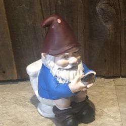 Sunnydaze 9.5-Inch Cody The Garden Gnome on The Throne Reading His Phone