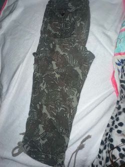 Medium Tropical Leaf Print Short Cargo Pants