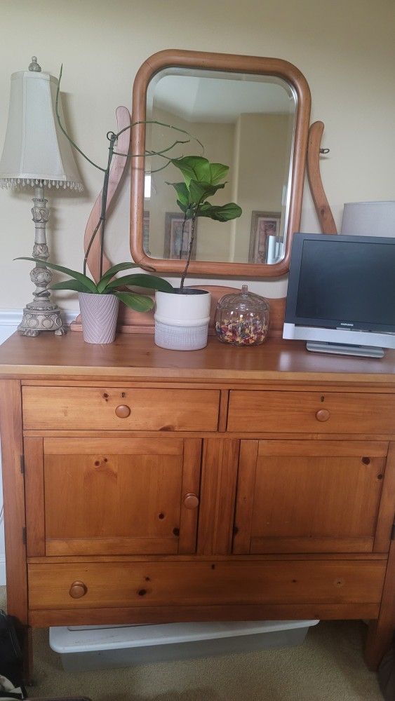 Dresser With Mirror