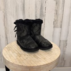 UGG Australia Black Classic Short Bow Boots Snakeskin Texture Size 7 – Furry Lined Winter Boots 