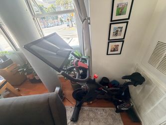 Peloton w/extras excellent condition - *fsa/hsa eligible*