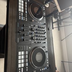 RANE PERFORMER Advanced 4-Channel Motorized DJ Controller Black I’m also including the podium, the hard case and the sof hard case the controller is l