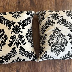 4 Styles Patio Pillows. $5/each. You Can Buy Separate.👍