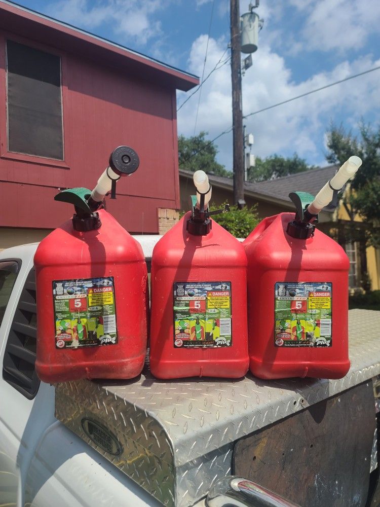 ENVIRO-FLO 5 GALLON GAS CANS. ( 3 )