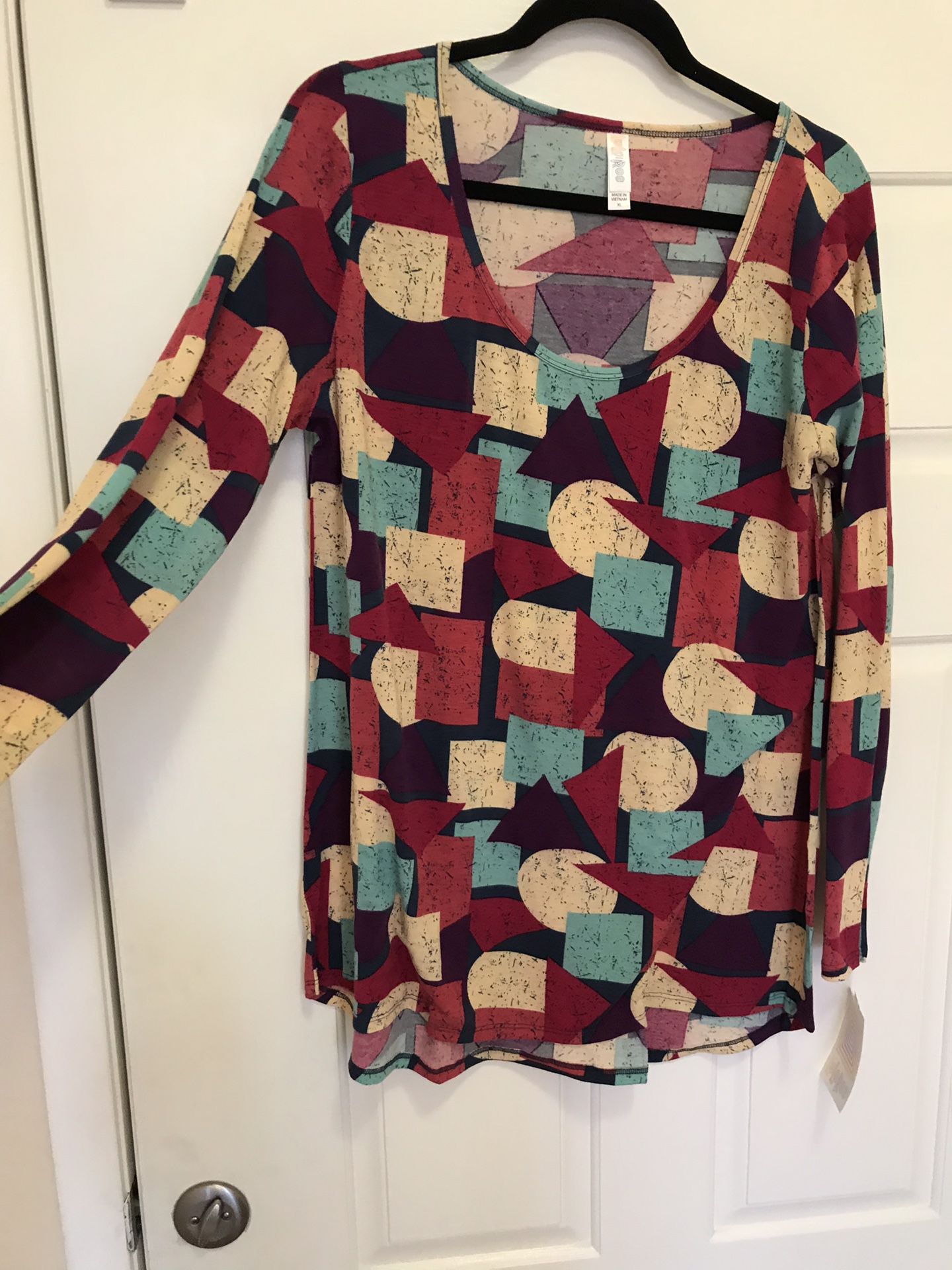 Brand New With Tags LulaRoe Lynnae High-Low Shirt Size Large