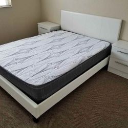 Bed And Two Nightstands ***** Cama Y Dos Mesitas 