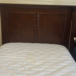 Beautiful Like New Twin Bed With Mattress 