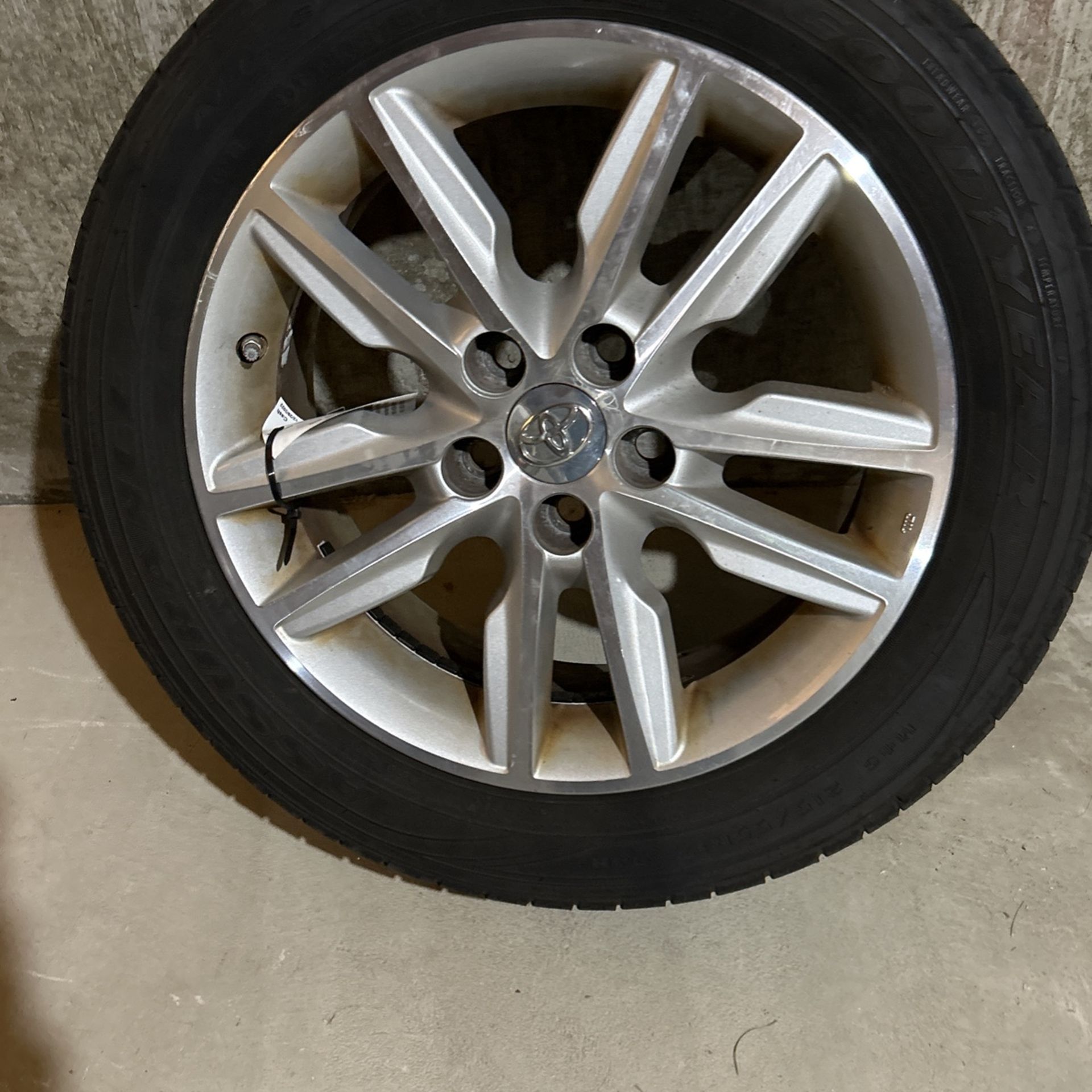 Toyota Avalon Wheel & Tire 17”