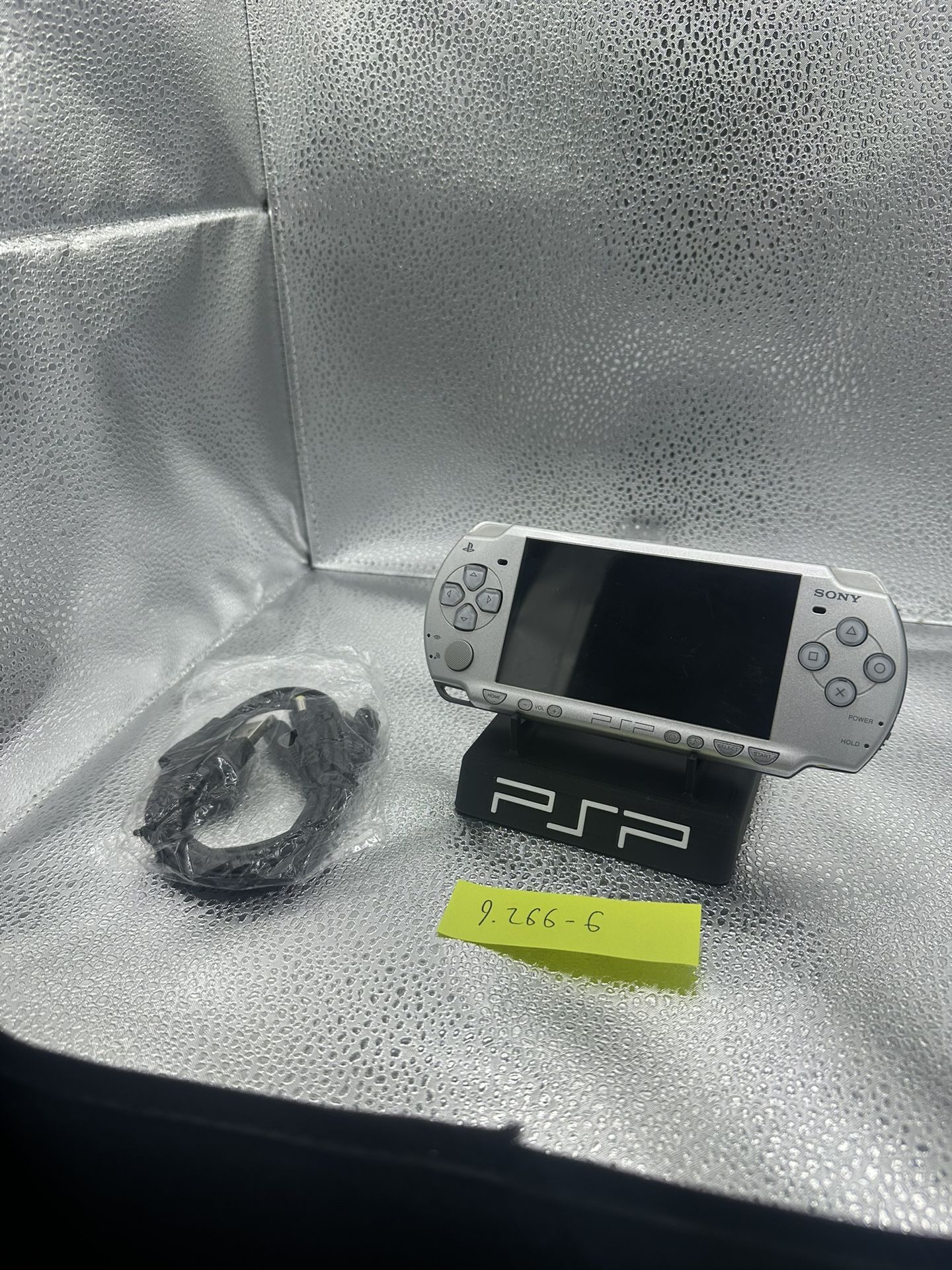 psp 2000 sliver w/accessories & new battery