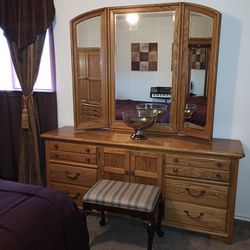 Queen Size Bedroom Set (Thomasville)