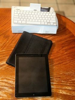 Apple iPad 3rd Generation (iPad 3) 16GB w/Coach Leather Case & Keyboard Dock