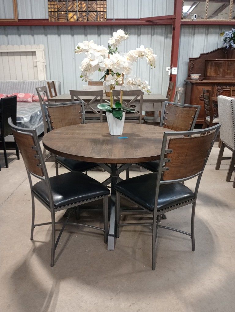 Round Kitchen Table W/4 Chairs 