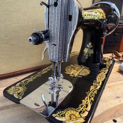 VINTAGE 1973 Singer Sphinx Sewing Machine