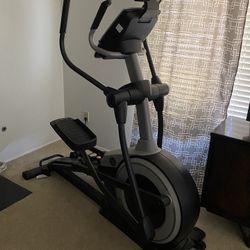 Gold’s Gym  Stride Trainer 550i Elliptical