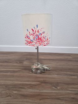 Small Table Lamp with Multicolored Patterned Shade / Lámpara de Mesa Pequeña con Pantalla Estampada Multicolor