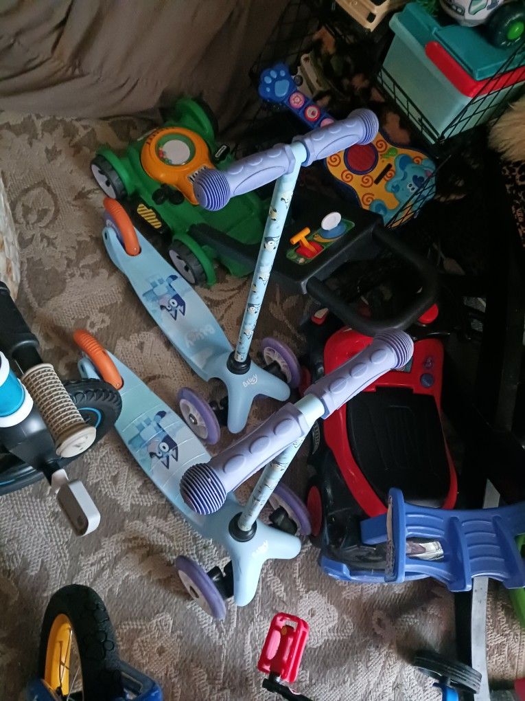 2 Toddlers Bluey Scooters Like New 18 Both Paid 40each